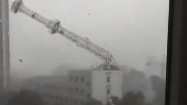 宝鸡遇狂风暴雨市民拍下信号铁塔倾倒,应急局:无人员伤亡