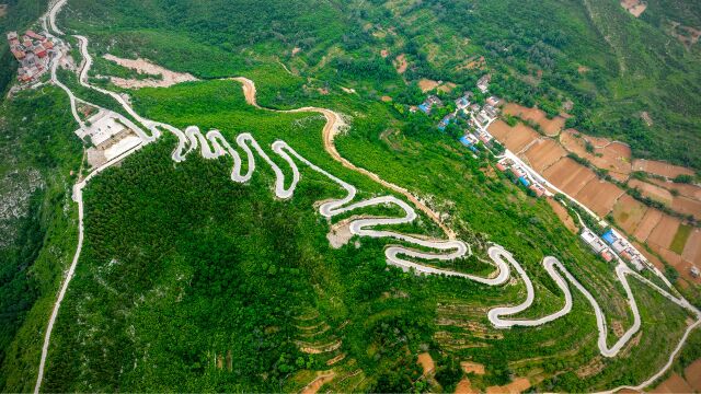 中原的“盘龙古道”:22拐盘山路丨林州白云山