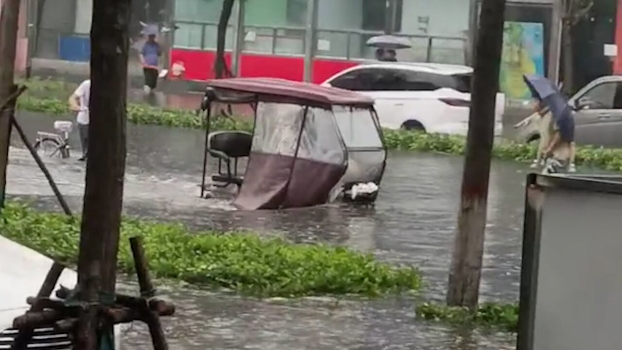 新乡突降暴雨 两站点累计降水超200毫米 居民:水深到大腿