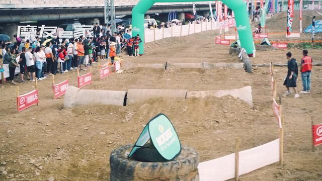 “郑和杯”越野场地障碍赛A组比赛(一)雨中高轮胎障碍难度较大#越野赛