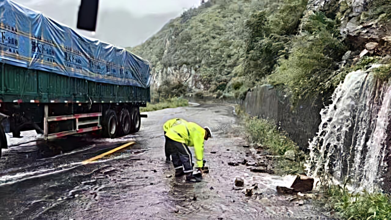 河北强降雨:个别站点雨量超900毫米,两日四发暴雨红警