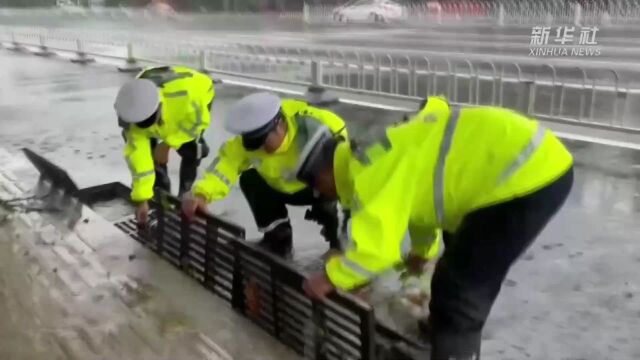 河北保定:暴雨持续 交警紧急排除险情