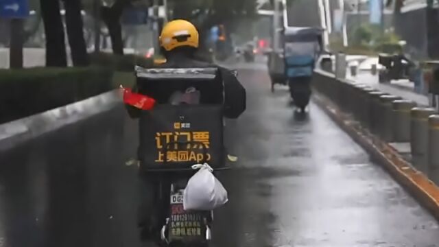 北京暴雨中的外卖小哥:订单比平时多三成,没有顾客催单了