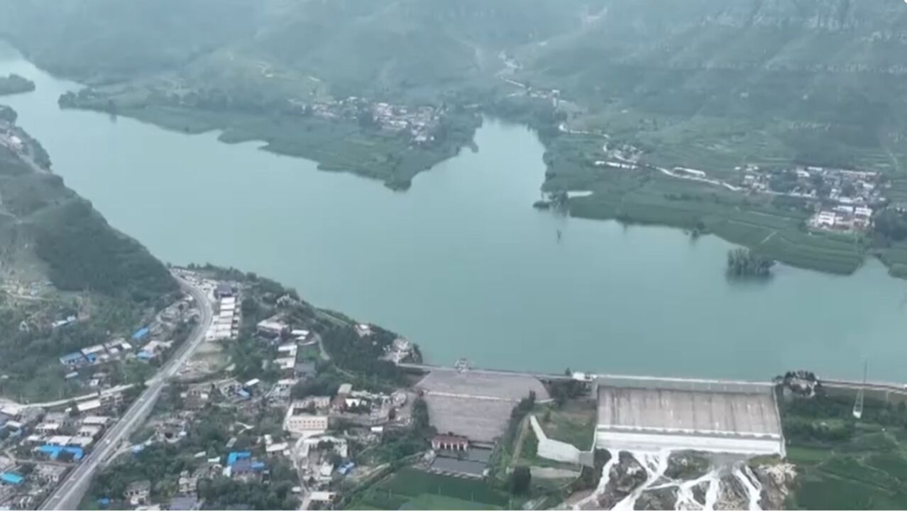 京津冀鲁豫晋持续强降雨,河南新乡连续降雨致水库溢流,部分群众紧急转移