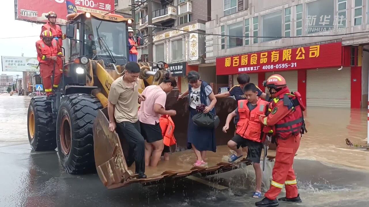 福建南安:强降雨致城市内涝 消防力量全力救援