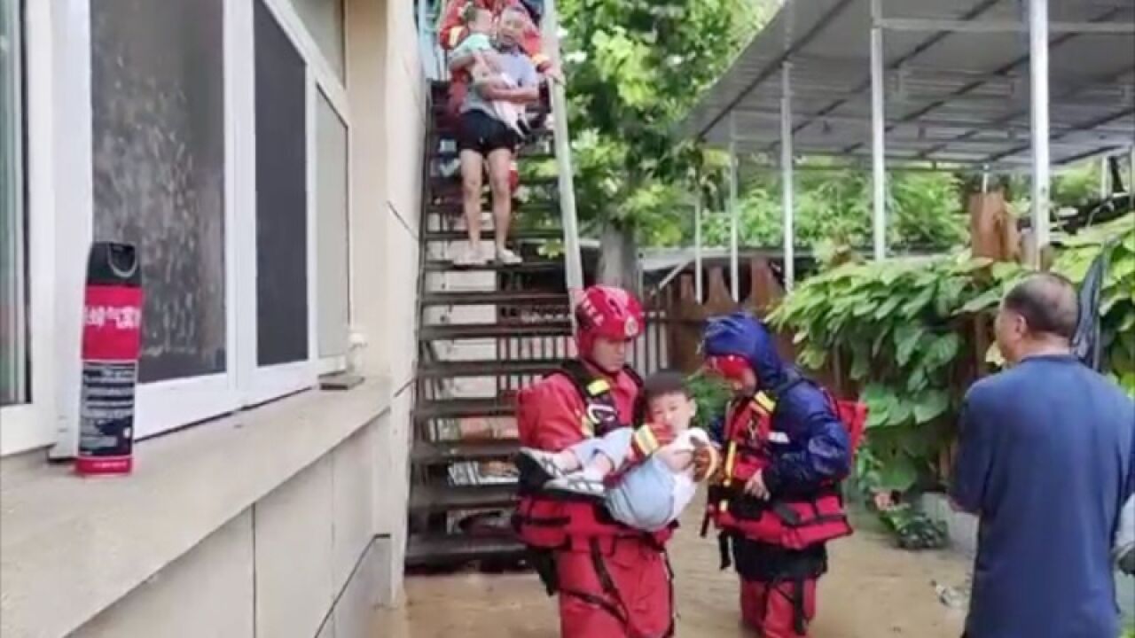 现场视频|北京暴雨青龙湖军校附近多人被困,救援人员搭绳桥将21名群众顺利转移