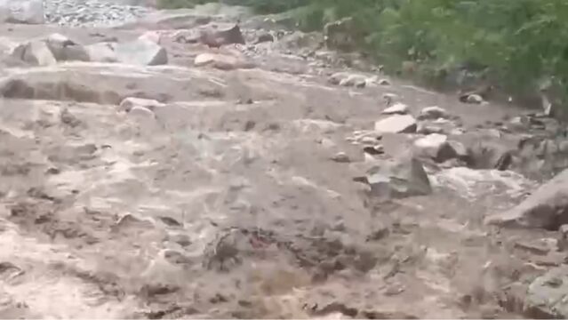 陕西西安:强降雨致秦岭山区部分公路封闭管控