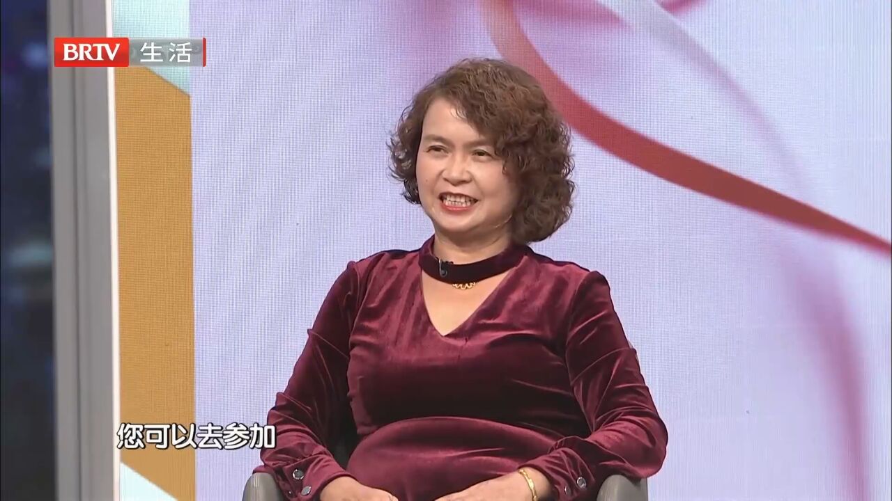 程女士爱旅游,还希望找另一半,主持人为他介绍了爱情专列