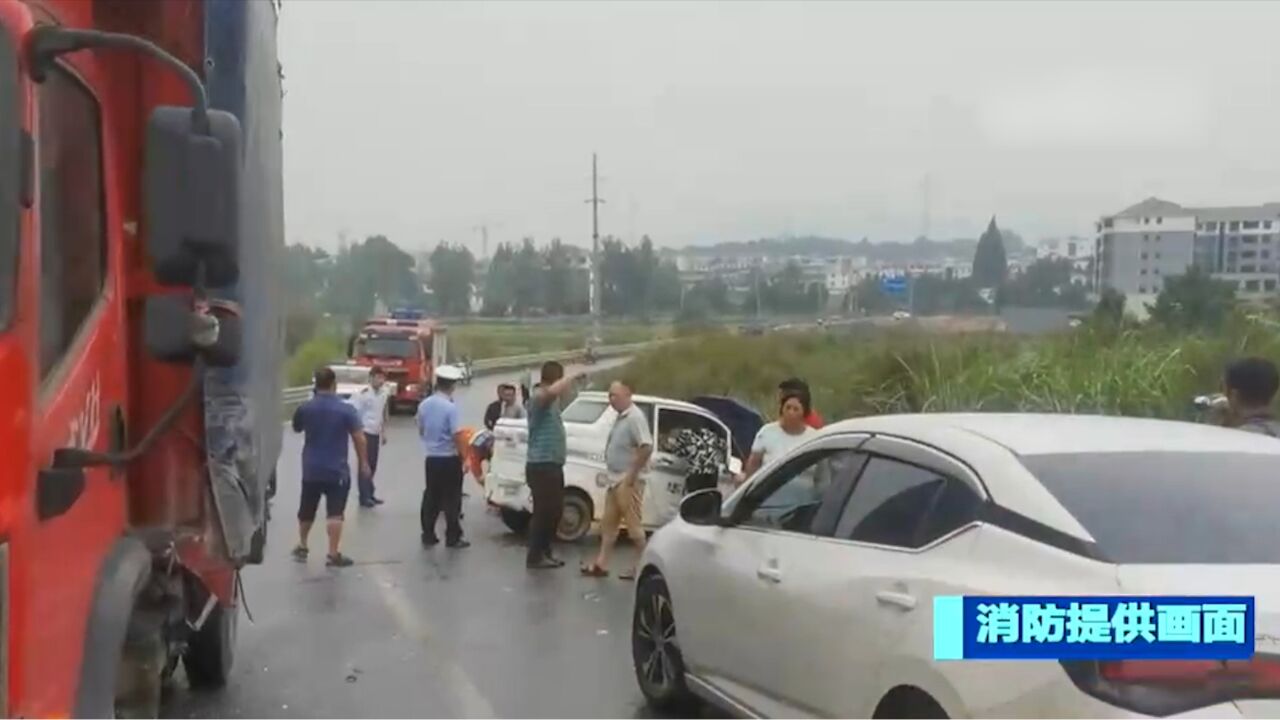 身边的安全 ,江西宜春:老年代步车撞上货车,消防员紧急施救