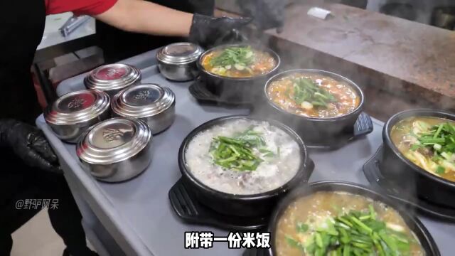 韩国街头与众不同的汤饭,米肠搭配蕨菜煲成辣汤,口感微妙很好喝