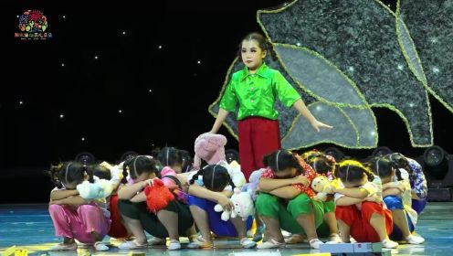 少儿群舞《把爱寄回家》在舞蹈中加入剧情演绎，非常具有创新性，表现对留守儿童群体的关爱之情。