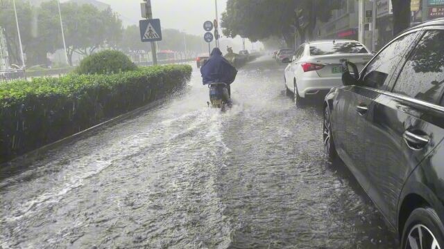 苏州暴雨来袭,部分道路积水严重开车就像开船一样