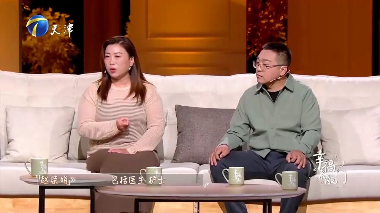 眼睛小哥真是好男人,24小时陪护病重妻子,任劳任怨不离不弃