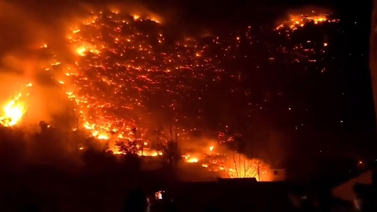 贵州安顺山火映红天空烧毁民房 绕城高速双向管制收费站临时关闭