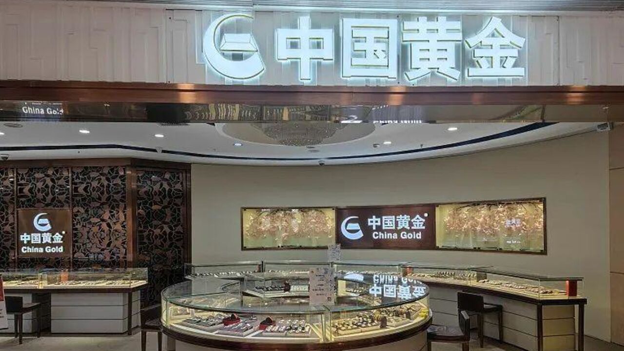 香港买金每克便宜70元!内地游客挤爆金店,店员:有时人多的挤不进门