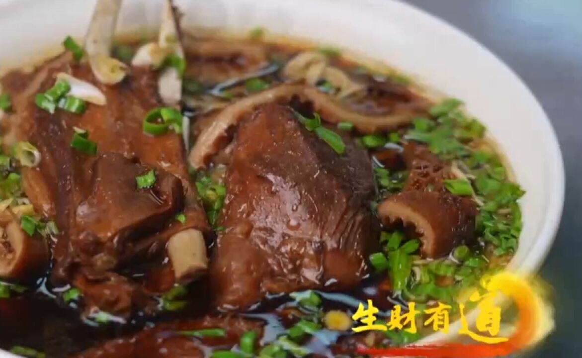 当地招牌美食“羊肉面”,羊肉鲜嫩面条筋道,深受众多食客喜爱