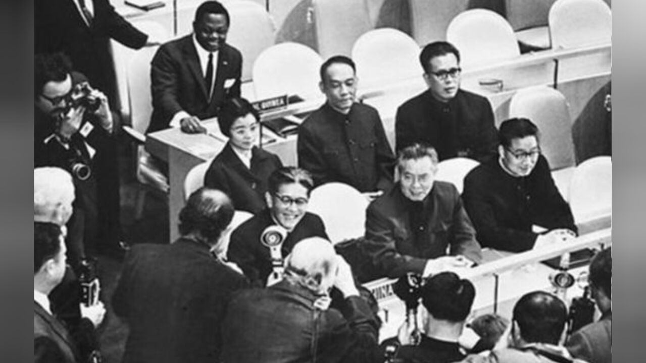 1971年,中国代表团刚进入联合国大会,迎来了热烈的掌声欢迎