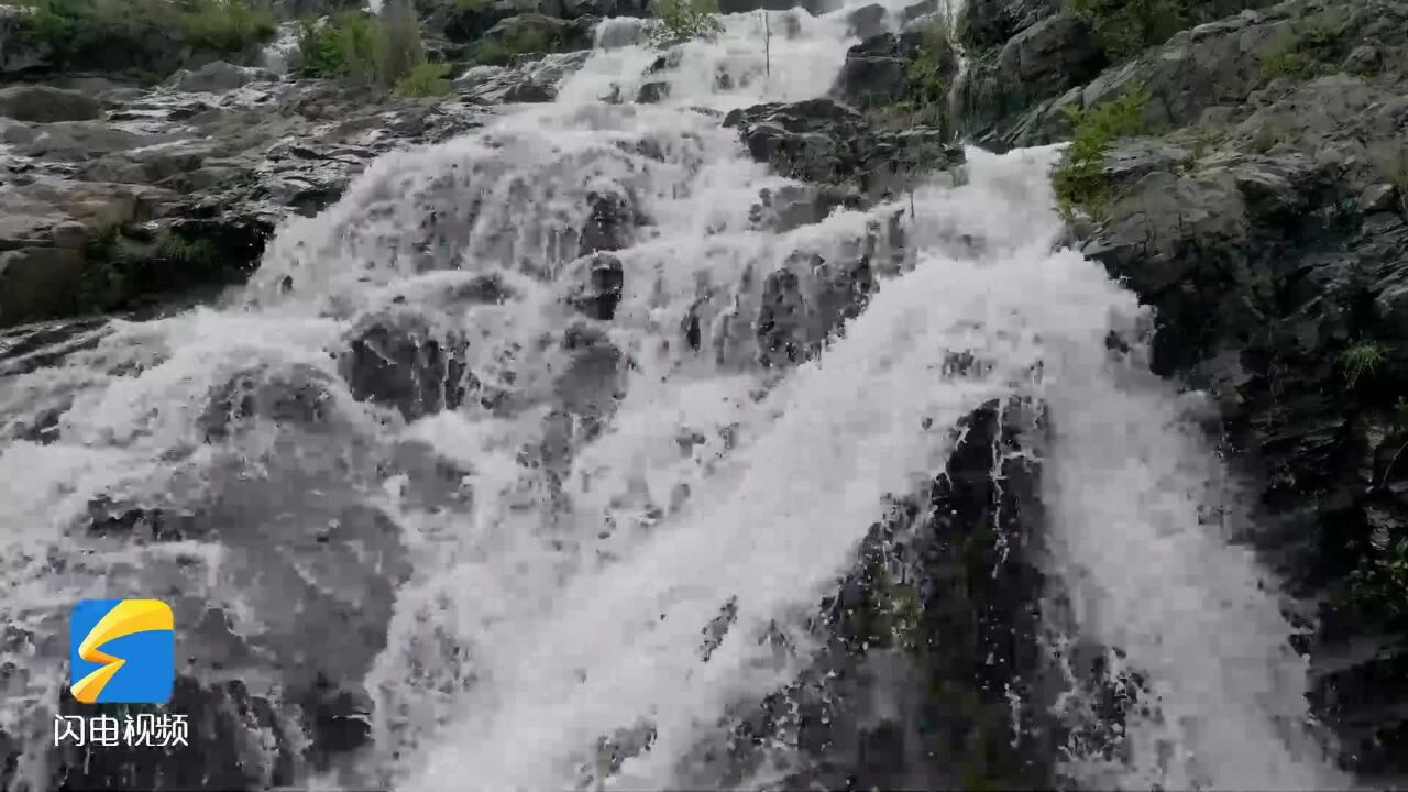 日照莒县龙山镇:飞瀑如练 流水潺潺