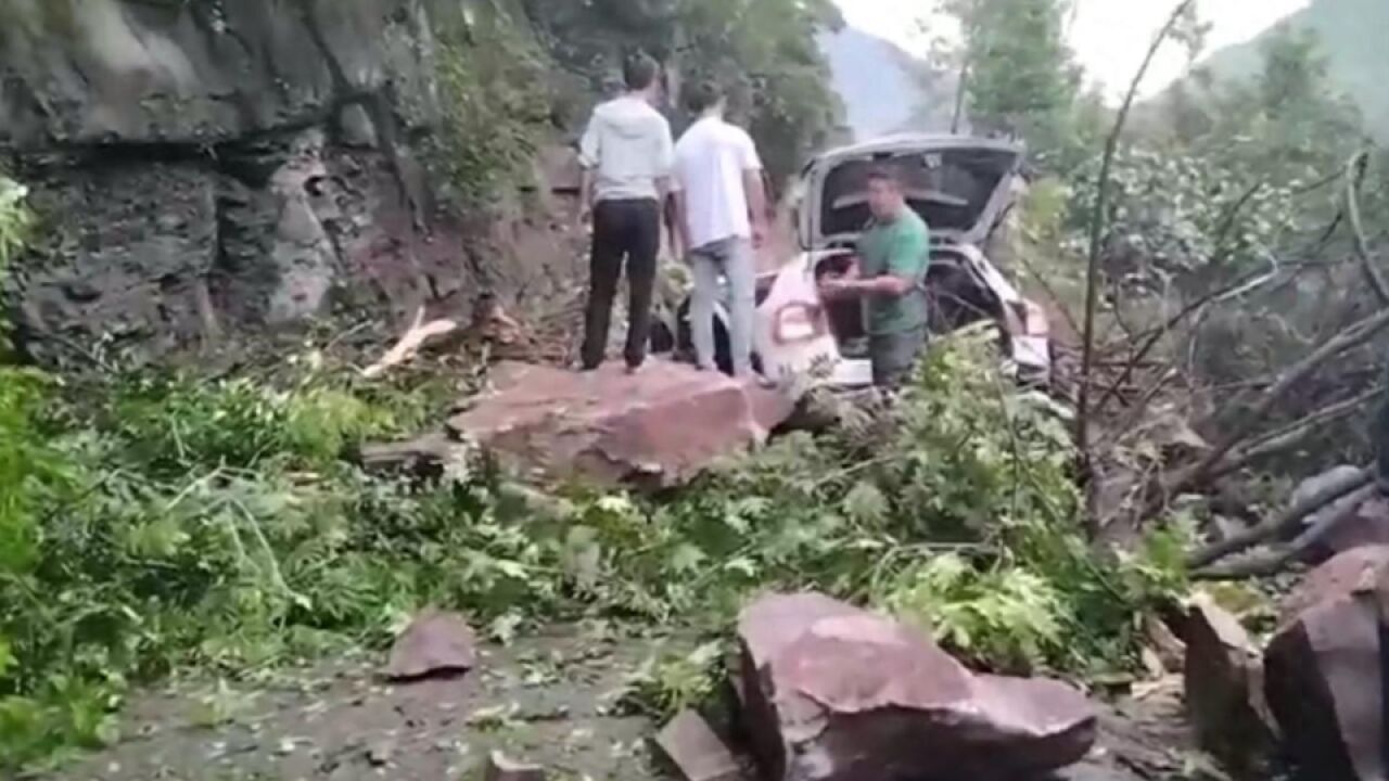 四川巴中通江县一私家车被山体落石砸中,官方:事故造成车内人员3死2伤