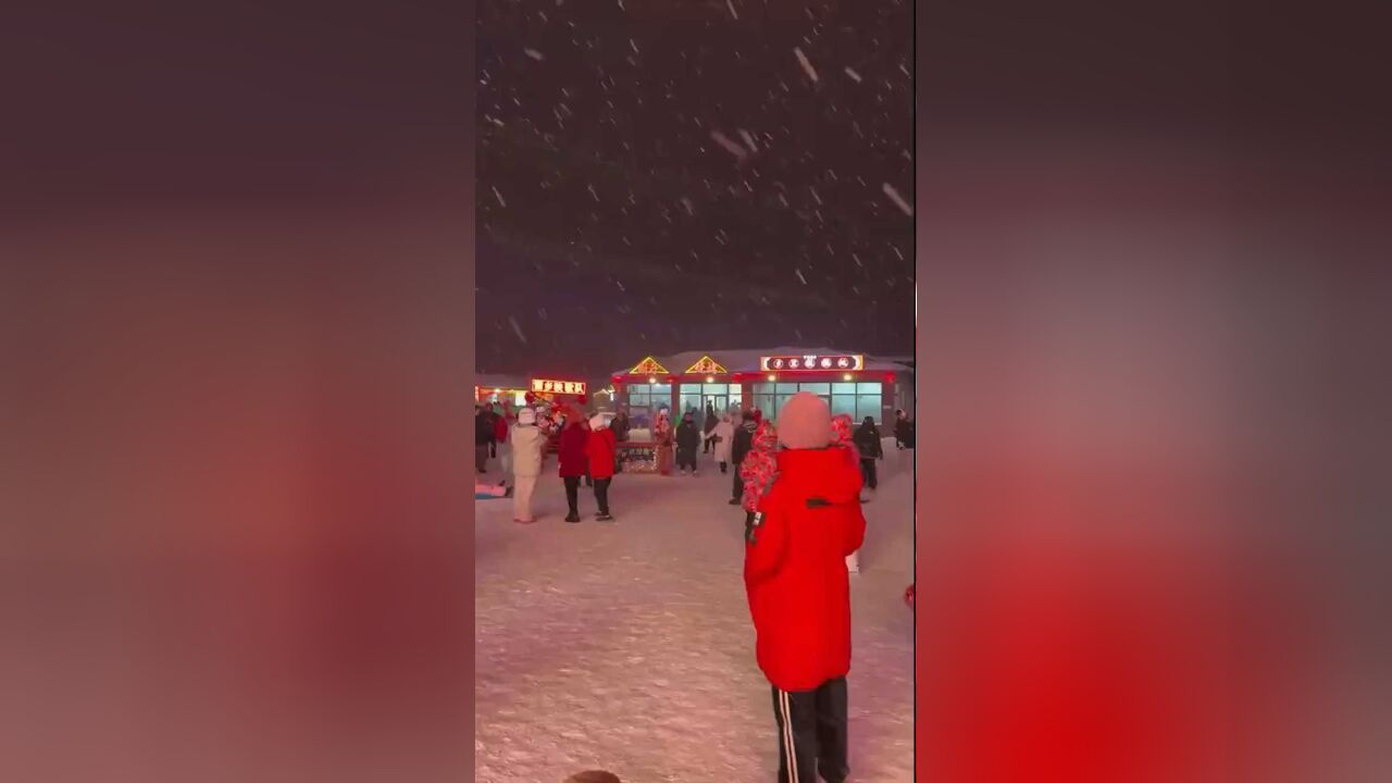 广东游客第一次到东北看雪 兴奋直呼:有棱有角,和电视上一模一样!