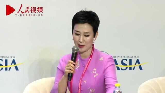 李小琳一身粉装现身博鳌论坛,建言如何让老人颐养天年