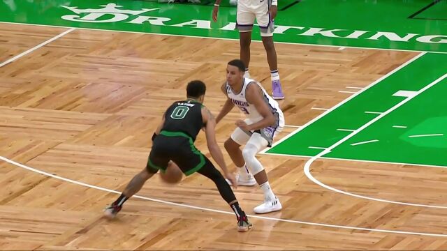 就是那么优秀！塔图姆无视贴防外线三分手起刀落