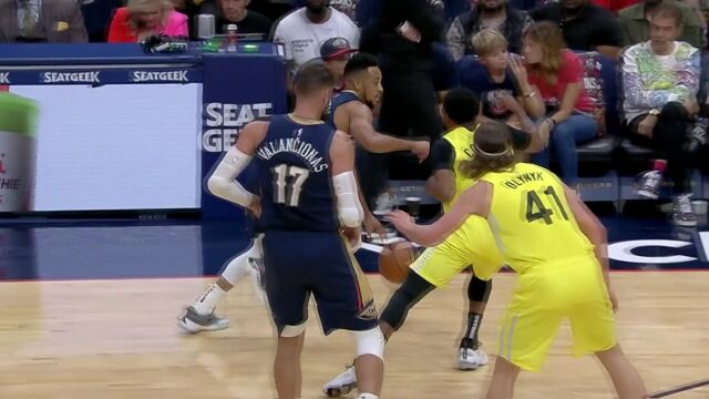 1v2也照打不误 麦科勒姆见缝插针篮下取分