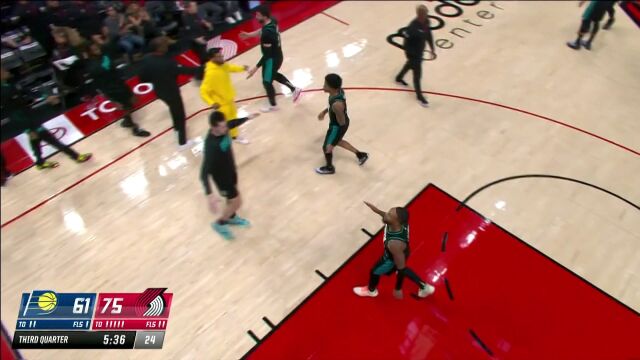 专治各种不服！利拉德外线超远三分一箭穿心