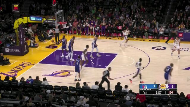 把防守晃得找不着北 詹姆斯闪转腾挪大秀极致脚步