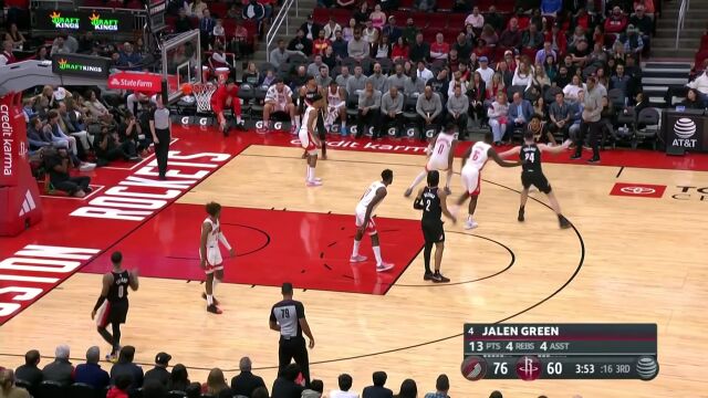 沃特福德直杀篮下 扭着身子依旧打进获得加罚