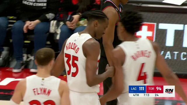 伸手就摸到篮筐！科洛科恐怖天赋迈起大步暴扣得手