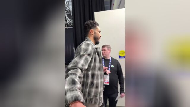 自带大佬气质!塔图姆率队抵达大通中心