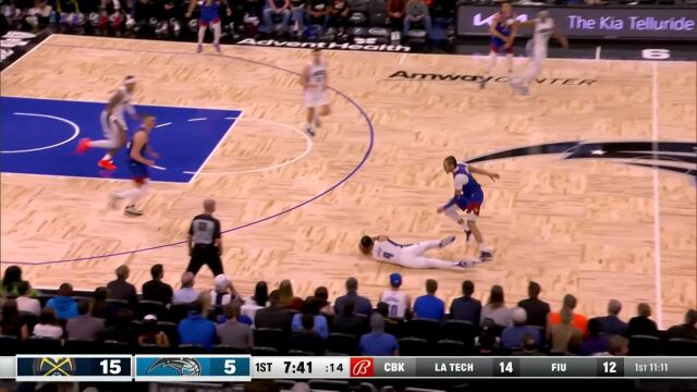 抓住机会推反击！萨格斯地板传球助攻卡特空接暴扣炸筐