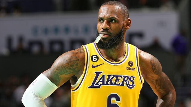 詹姆斯vs黄蜂集锦 狂揽43分11篮板6助攻连续两场40+率队连胜