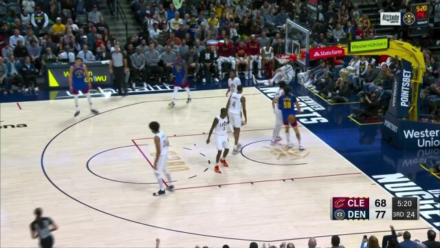 低位单打碾压到篮下 戈登几乎直接隔扣奥斯曼