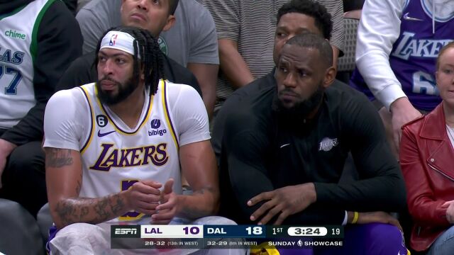 一切障碍视若无睹！里弗斯挺身而出冲击篮下强行出手2+1