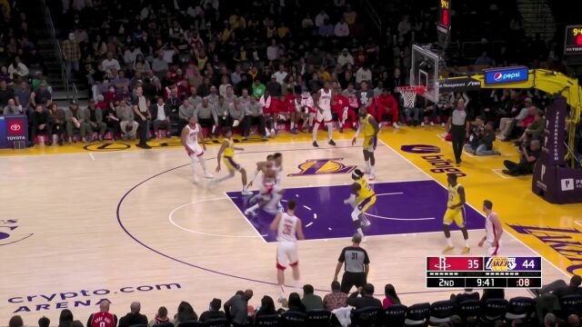 血条加满！湖人内线予取予求一波9-0扩大比分