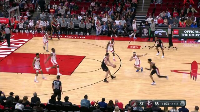 尼克斯抢断反击上篮+三分命中 连取5分闪耀垃圾时间