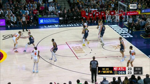 配合默契十足 掘金三人连线布朗飞天暴扣