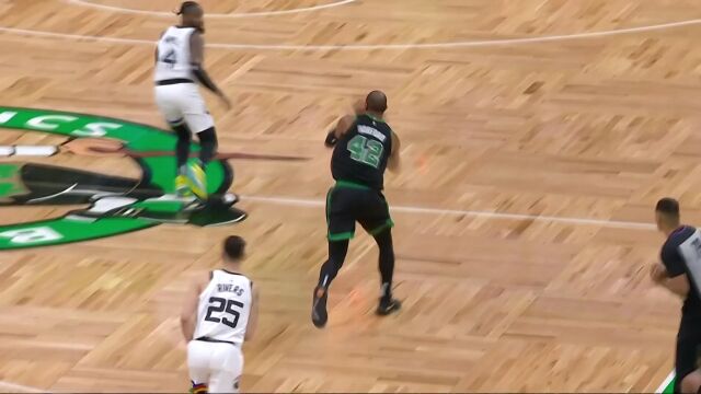 霍福德反击长传妙笔生花 塔图姆一马当先接球双臂暴扣