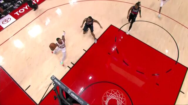 脚踩风火轮！利拉德火速抢断疾驰上篮燃炸全场