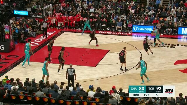 长驱直入打板命中 马丁飞身突破上篮以一敌二