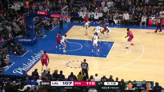 一防一攻展现统治力 詹姆斯抢断反击挑篮一气呵成