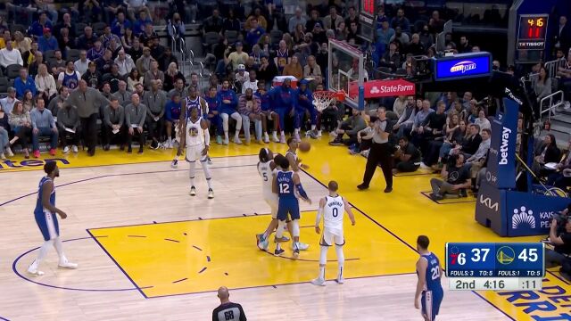 扛着大旗往里冲！哈里斯无视防守强硬上篮造杀伤