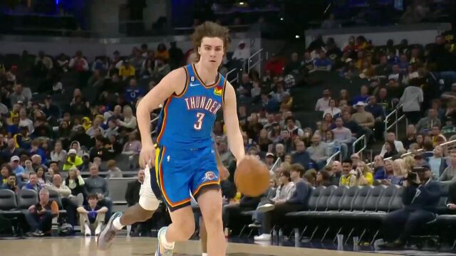 吉迪持球从后场奔袭 直捣黄龙双手扣篮轻取2分