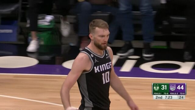 一口气吞下两张大饼！萨博尼斯上篮+暴力砸扣连取4分