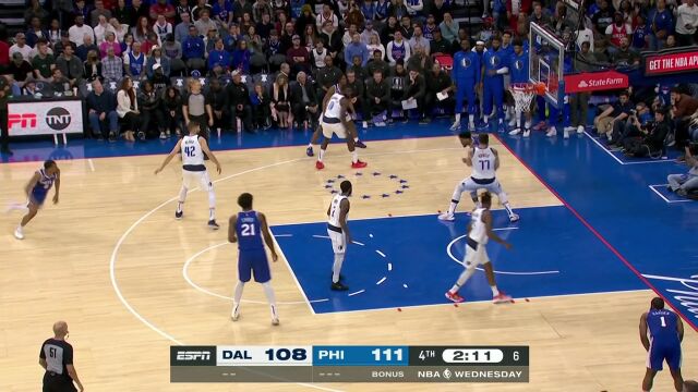 太可靠了！哈里斯篮下勾手稳稳命中