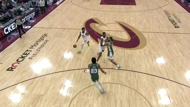强硬突破无视防守 米切尔顶开防守小抛投打进