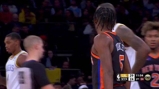 少爷不淡定了 威少与场边名流发生口角