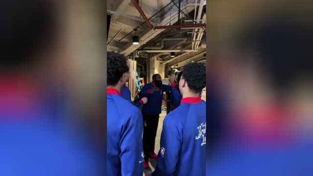 哈登赛前动员球队氛围轻松无比 相比之下兰德尔格外认真